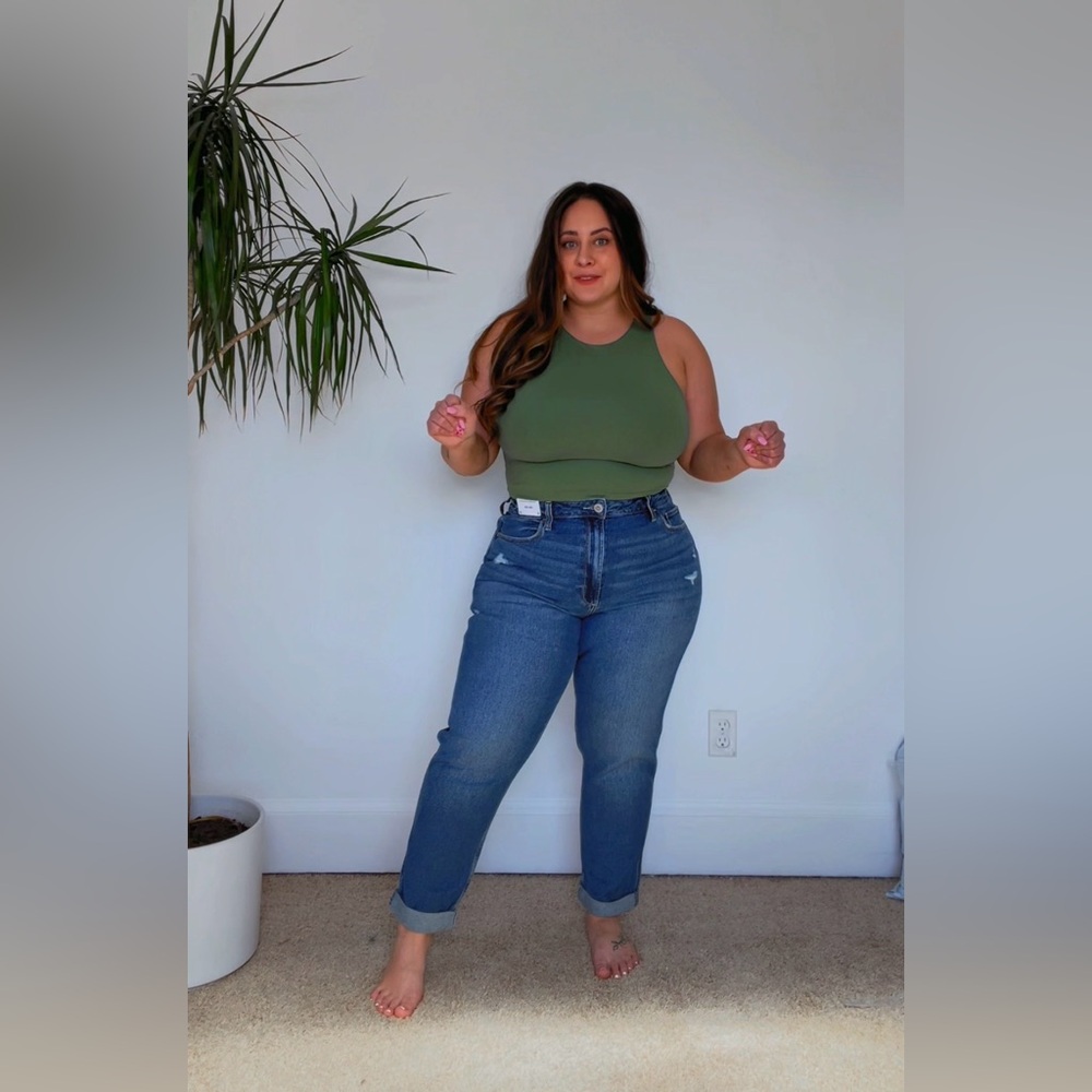 SIZE 33/16 REG - Hollister Curvy ultra high rise mom Jean